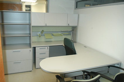 Las 150 oficinas individuales están amuebladas y organizadas en módulos de seis oficinas cada uno.