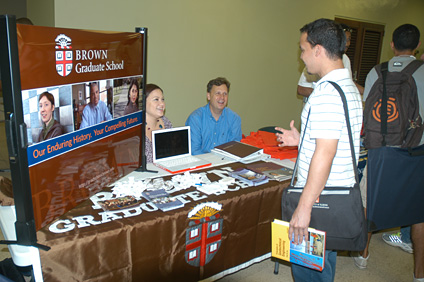 Los representantes de Brown University formaron parte de la Feria de estudios graduados Ivy Plus celebrada en el RUM. 