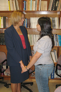 Haydée González, madre de Melissa, conversa con Perlizzell N. Lugo, primera estudiante recipiente de la beca.