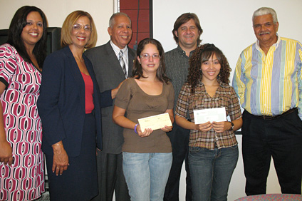 En primera fila, las becadas Ariangelís Ortiz y Yetzamil González. Atrás, Jessica Vargas y Haydée González, hermana y madre de Melissa, respectivamente; Ramón Vásquez, decano de Ingeniería; Gustavo Gutiérrez, director de INME; y Ronaldo Vargas, padre de la estudiante fallecida.