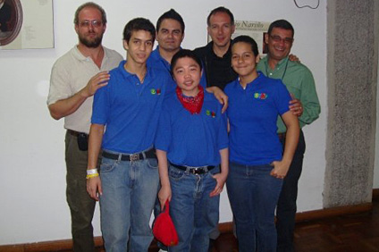 En primera fila los estudiantes Sebastián Sueiras, Jack Feng y Suzette Hernández. En la parte posterior los profesores Arturo Portnoy, Juan Romero, Luis Cáceres y Yuri Rojas.