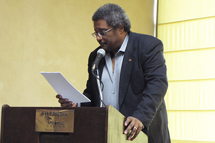 El doctor H. Adlai Murdoch, profesor de University of Illinois at Urbana-Champaign y crítico literario caribeño, dictó una de las conferencias magistrales del simposio.
