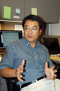 El doctor Guoquan Wang, del Departamento de Geología del RUM, recibió el Career Award de la NSF. (Foto por Carlos Díaz / Prensa RUM)