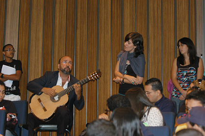 Uno de los momentos más disfrutados de la actividad fue la interpretación del bolero Yo era una flor, de Sylvia Rexach, por la joven Pamela Padilla acompañada en la guitarra por el profesor López.
