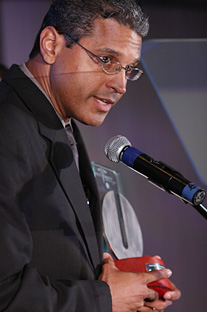 El doctor Francisco Maldonado durante su mensaje de aceptación del premio.