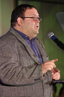 El doctor Carlos Ríos también se dirigió a la audiencia durante la ceremonia de premiación.