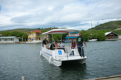 Los estudiantes, profesores, investigadores y visitantes se transportan en una lancha para llegar hasta la Isla.