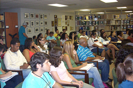 La comunidad universitaria llenó a capacidad la Sala Álvarez Nazario.