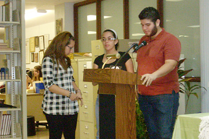 Los estudiantes Mariemma García, Nicole Callaf y Daryl Sánchez presentaron un cortometraje, en el que adaptaron el cuento La mujer de Bosch.