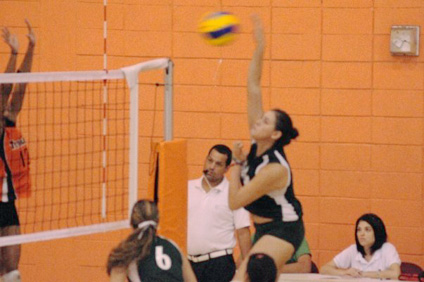 Las Juanas solo necesitan ganar un juego más para cualificar a la semifinal del voleibol interuniversitario.