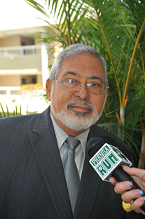 El doctor Wilfredo Ruiz Oliveras, amigo del conferenciante y también claustral jubilado del RUM, exaltó sus cualidades personales y profesionales.