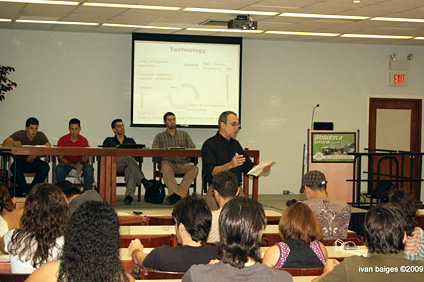El doctor Héctor Huyke en la apertura del Foro. Sentados en el panel, desde la izquierda: los estudiantes Héctor Contreras y Julio Ramírez, acompañados por los doctores Christopher Papadopoulos y Marcel Castro.