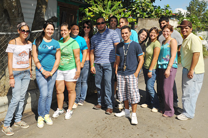 Integrantes del grupo de estudiantes que trabajó este semestre en un proyecto comunitario en el sector La Vía de Mayagüez. Los acompaña, segunda desde la derecha, la profesora Michelle Alvarado.