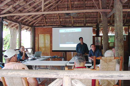 El grupo de diálogo durante una de sus primeras reuniones en el 2008. De pie, el doctor Efraín O'Neill.