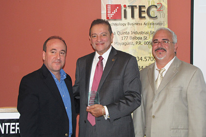 Desde la izquierda: Nelson Perea Fas; Manuel Figueroa, de Vernet, primera empresa graduada de Vitec; y Héctor Carlo.
