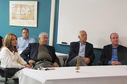 Desde la izquierda: la licenciada María Gaud; Luis Abbott, ex miembro de la Junta de PRTEC; el profesor Fernández Sein; y Nelson Perea Fas.