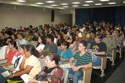 Un nutrido público, integrado por estudiantes, profesores y admiradores de la escritora, asistió al evento.