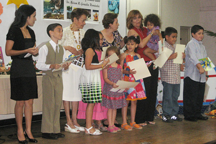 Los niños del Tutoring Learning and Homework Center interpretaron los personajes de las fábulas de la escritora.