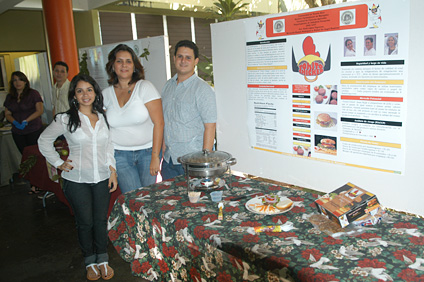 Los integrantes del grupo inventor del Torito Chicken muestran sus hamburguesas de res y pollo.