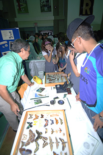 Durante la Casa Abierta, los estudiantes visitantes pueden observar exhibiciones de los departamentos académicos.