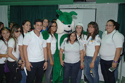 Un grupo de alumnos se contagia del espíritu colegial con la mascota Tarzán.
