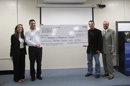 Desde la izquierda Leslie Chapel, Mauricio Guamaduz, Silvestre Colón y el rector interino del RUM, Jorge Rivera Santos durante la entrega simbólica del donativo.