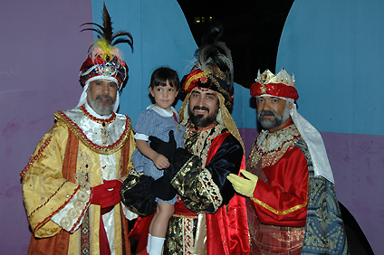 Los Tres Reyes Magos recibieron las peticiones de los chicos.