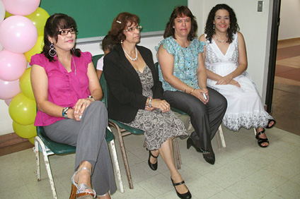 Las profesoras de Enfermería que ofrecen el curso Cuidado de la madre y el niño I. Desde la izquierda, Ana C. López, María del C. Cortina, Clara Valderrama y Solangie Pagán.