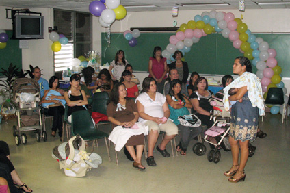 Uno de los momentos más jocosos ocurrió cuando la doctora Edly Santiago, profesora colegial y participante, presentó su charla.