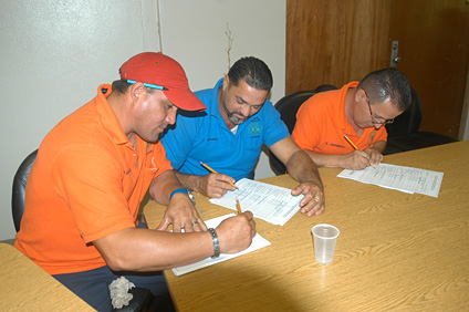 Los empleados del Departamento de Edificios y Terrenos se adiestraron en el manejo y control de aguas de escorrentía para mantener la calidad del agua.