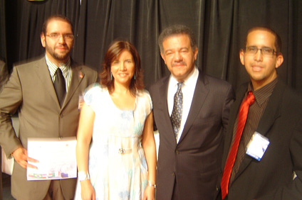 Los colegiales Luis J. Cintrón (a la izquierda) y José Martínez (extrema derecha) acompañados por el presidente de la República Dominicana, Leonel Fernández y la primera dama del país, doctora Margarita Cedeño.