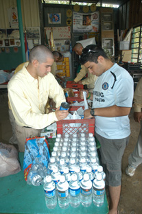 Los estudiantes colegiales se han desbordado en ayuda para recolectar alimentos, agua y artículos de primera necesidad para los afectados en el terremoto de Haití.