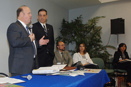 Desde la izquierda (de pie) Jorge Sosa Ramírez y Henry Newman. Sentado, el rector interino del RUM, doctor Jorge Rivera Santos.