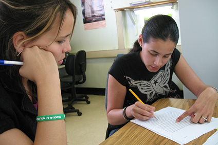 La misión del Centro es fortalecer las destrezas de redacción de los colegiales.