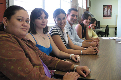 Desde la izquierda: las tutoras Xiomara Febus, Iliaris Avilés, Catherine Pérez, el profesor García-Moreno, Mydalis Lugo y Elealé Rivera.
