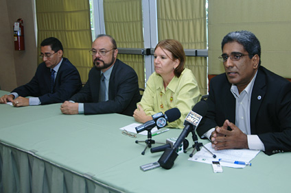 Desde la izquierda el Fernando Gilbes, el rector interino del RUM, Jorge Rivera Santos, Christa von Hillebrandt-Andrade y Rafael Mojica.