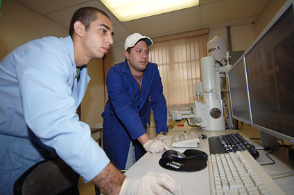El estudiante graduado de INQU, Damián Reyes, a la izquierda, lleva los experimentos que se realizan a nivel universitario a las escuelas. (Foto por Carlos Díaz / Prensa RUM)