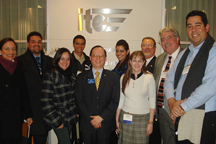 Estudiantes y profesores del RUM comparten con oficiales del ITE y de la FHWA. En la foto, desde la izquierda: Ivelisse Gorbea, Héctor Santiago (FWHA), Liza Ríos, Reinaldo Silvestry, Paul EngWong (Presidente Internacional de ITE), Jeannette Feliciano, Zaida Rico, Ray Davis (ITE) y los profesores Benjamín Colucci y Alberto Figueroa.