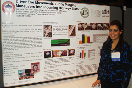 Jeannette Feliciano frente al afiche, muestra los resultados y conclusiones de su proyecto de investigación.