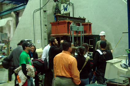 En el laboratorio de estructuras, los estudiantes del RUM aprendieron acerca de los experimentos de nuevos materiales para la construccion de puentes.