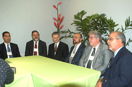 Desde la derecha: el profesor Ismael Pagán Trinidad, director de INCI; los doctores Benjamín Colucci, decano interino de Ingeniería; y Jorge Rivera Santos, rector interino del RUM; acompañados por los doctores David Pittman, Carlos Ruiz y José Sánchez, del Cuerpo de Ingenieros.