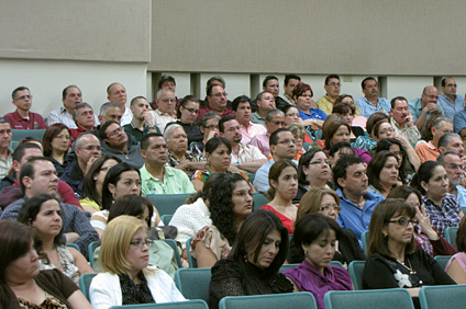 El rector interino, doctor Jorge Rivera Santos, dio inicio a una serie de presentaciones a la comunidad de empleados del RUM sobre la situación fiscal de la institución.
