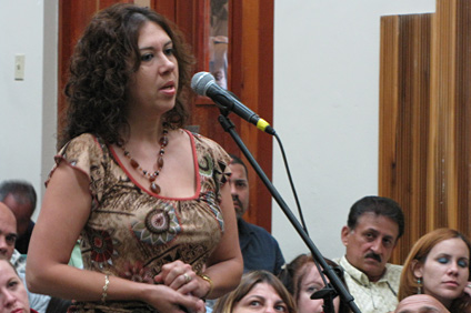 Omayra López, de la Oficina de Mejoramiento Continuo y Avalúo, participó de la segunda de las orientaciones, que se efectuó en el Anfiteatro Ramón Figueroa Chapel.