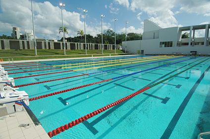 La piscina de competencias u olímpica, mide 50 x 25 metros y tiene una profundidad de 6 a 8 pies.