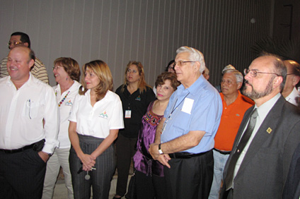 Una delegación de la ODECABE inspeccionó las instalaciones del Complejo Natatorio en compañía de funcionarios del RUM. Desde la derecha, en primer plano, el rector interino del RUM, Jorge Rivera Santos, Héctor Cardona, María Gaud y Jorge Sosa.