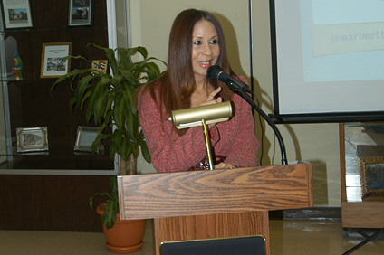 La Dra. Mariam Ludim Rosa fungió como maestra de ceremonias de la presentación del libro.