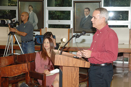La presentación de la quinta publicación en línea del Dr. Mari Mutt se llevó a cabo en la Biblioteca General del Recinto.