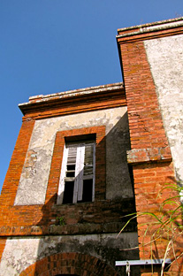 Detalle de la ventana original de la casa de caminero en la Carr. 15 de Cayey.