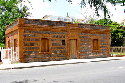 Localizada frente al Recinto de Cayey de la Universidad de Puerto Rico, esta alberga el Centro Cultural Miguel Meléndez Muñoz.