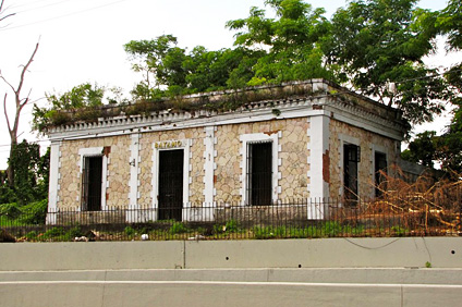 Esta se encuentra en la Carr. 2 en Bayamón en estado de abandono.